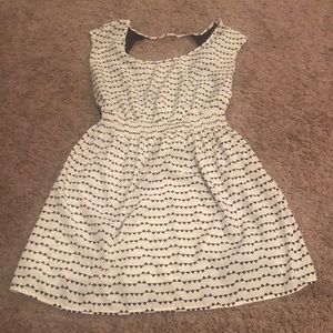 Must bundle for 3$ price. Cute dress